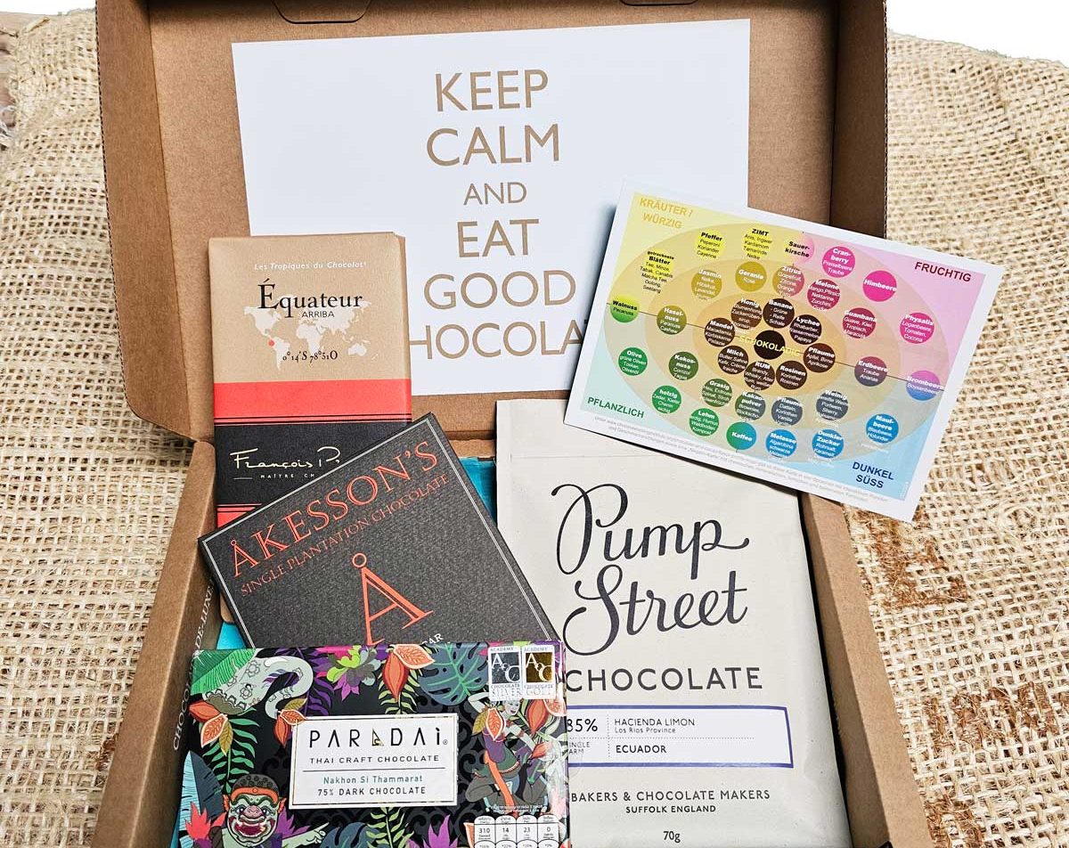 Geschenkkarton mit Schokoladentafeln und einer bunten Übersichtskarte.